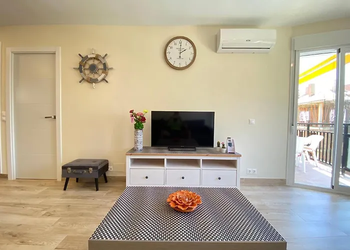 Modern 1 Bedroom Seaside Apartment With Pool