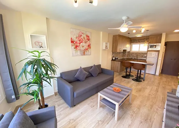 Modern 1 Bedroom Seaside Apartment With Pool